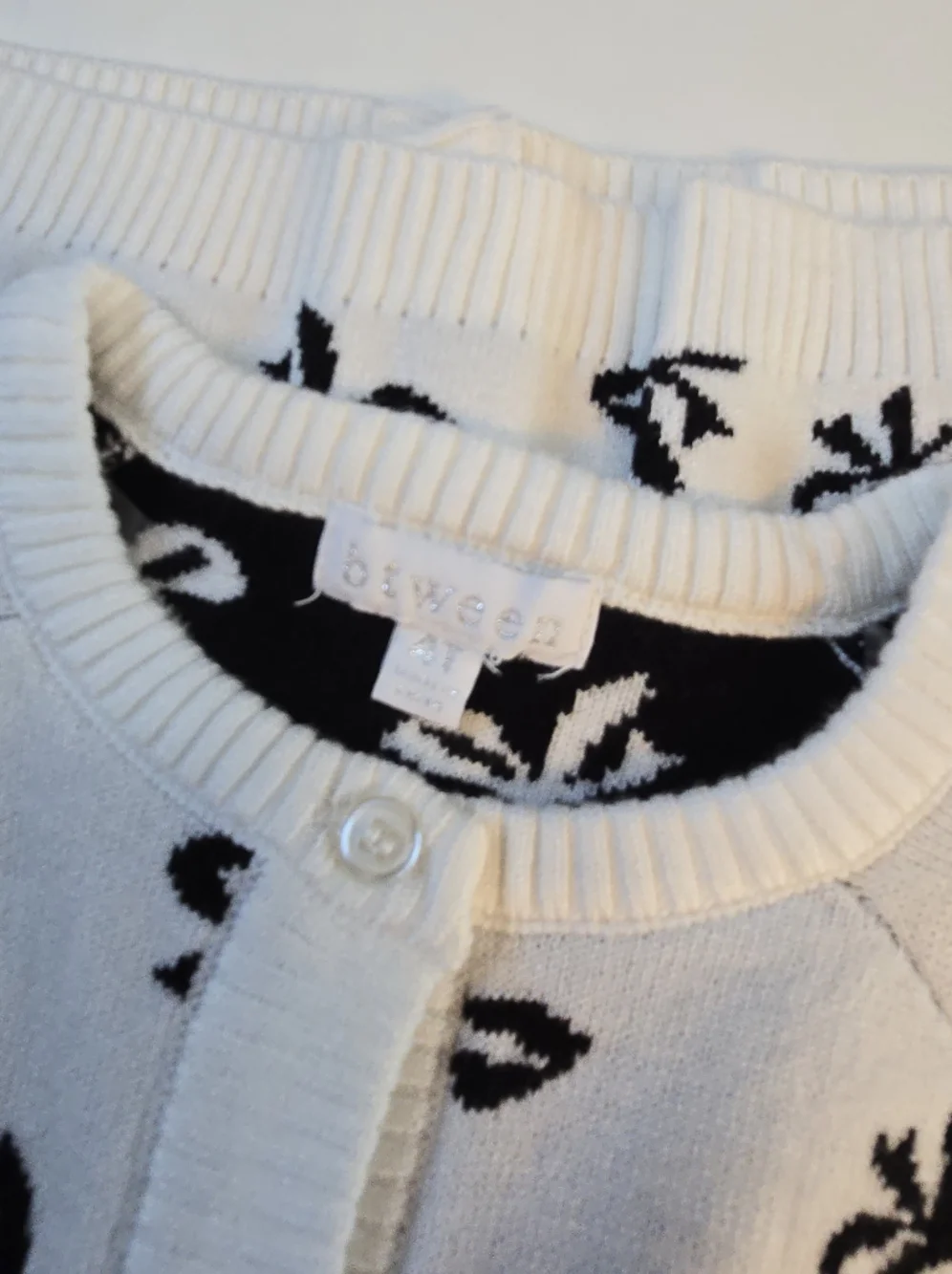 Between Ruffle Bow Cardigan - Picture 4 of 4